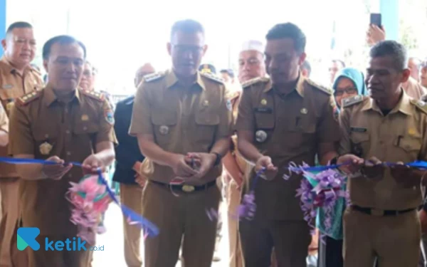 Foto Dengan melakukan pengguntingan pita secara simbolis, Walikota Pagaralam Alpian Maskoni tandai diresmikannya penggunaan Kantor Lurah Dempo Makmur (foto; Al/ketik.co.id)