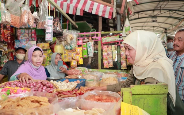 Foto Khofifah memantau harga sembako dari para pedagang. ( Foto : Humas Pemprov Jatim )
