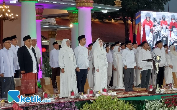 Foto Gubernur Khofifah ditemani wakilnya Emil Elistianto dan jajaran SKPD Jatim di peringatan 4 tahun kepemimpinannya. ( Foto : Husni Habib/Ketik.co.id)