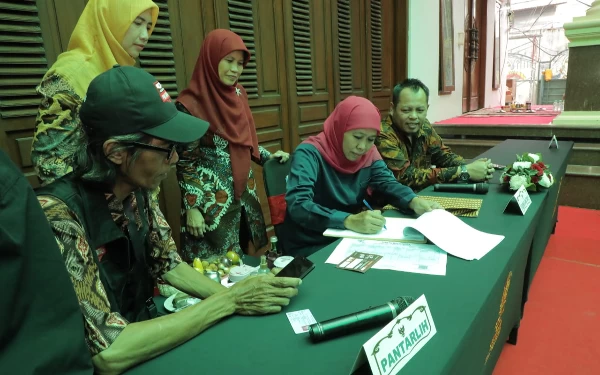 Foto Khofifah di temani petugas KPU Jatim melakukan pencocokan data di kediamanya. ( Foto : Humas Pemprov Jatim)