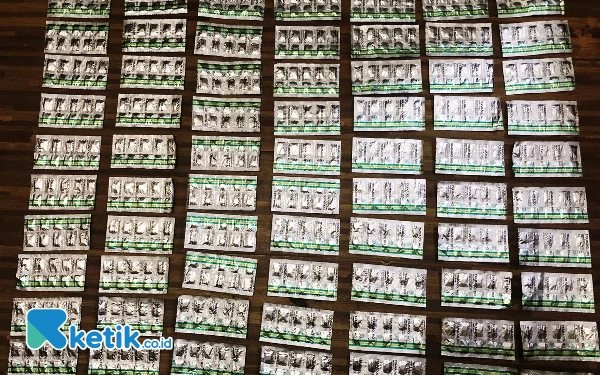 Foto Ribuan butir obat tramadol yang diamankan Satres Narkoba Polresta Bandung. (Iwa/Ketik.co.id)
