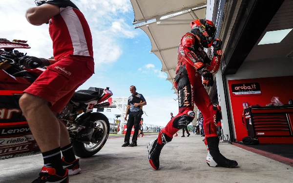 Foto Pembalap Aruba.it Ducati Michael Ruben Rinaldi di paddock sirkuit Mandalika. (Foto: WorldSBK.com)