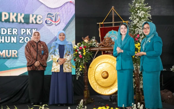Foto Pemukulan gong sebagai tanda dibukanya peringatan Hari Kesatuan Gerak PKK Ke -51 dan Pembukaan Jambore Kader PKK Provinsi Jawa Timur Tahun 2023.(Foto:Humas Pemprov Jatim)
