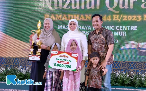 Foto Khofifah saat memberikan apresiasi kepada pemenang lomba. (Foto: Husni Habib/Ketik.co.id)