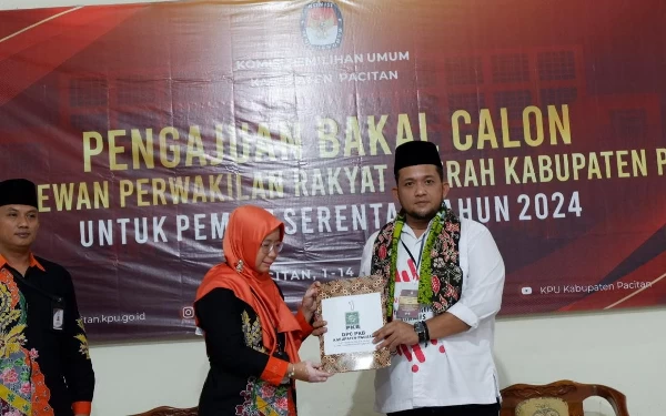 Foto Moment Ketua DPC PKB Pacitan menyerahkan dokumen pendaftaran Bacaleg kepada Ketua KPU Pacitan (Foto: Al Ahmadi/Ketik.co.id)