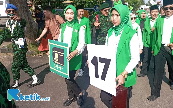 Foto Rombongan PPP saat tiba di kantor KPU Jombang, Minggu (14/5/2023). (Foto: Rifat/ketik.co.id)
