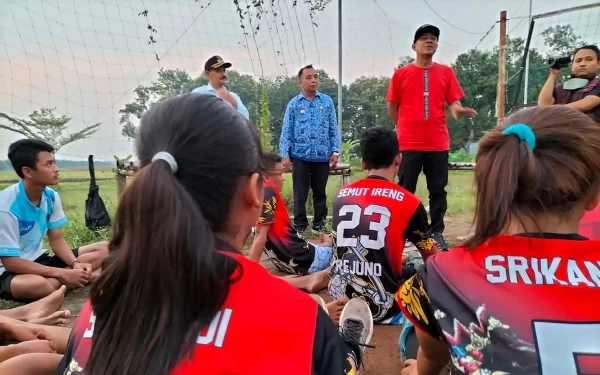 Foto Wakil Bupati Ngawi Dwi Rianto Jatmiko (Kaus Merah Bertopi) saat Menyemangati Tim Voli Desa Rejuno untuk Terus Berlatih dan Menggapai Impian. (Foto: Humas Pemkab Ngawi)