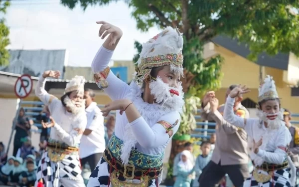 Foto Siswa bersama guru semarakkan tarian Kethek Ogleng. (Foto: Prokopim Pacitan)