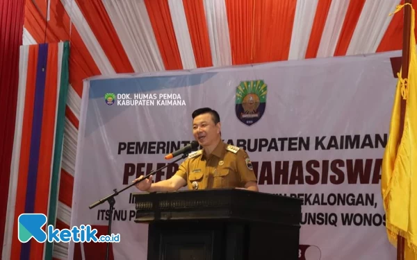Foto Bupati Freddy Thie saat memberikan sambutan pelepasan mahasiswa di gedung pertemuan Krooy Kaimana (foto Humas Pemkab Kaimana)