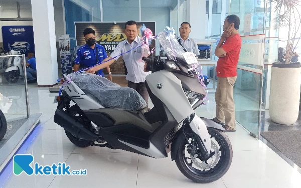 Foto Satu unit motor Xmax Connected yang akan dikirim ke kediaman Arief Yunie Cahyadie. (Foto: Lutfia/Ketik.co.id)