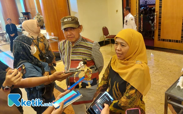 Foto Gubernur Khofifah saat memberikan keterangan usai acara. (Foto: Husni Habib/Ketik.co.id)