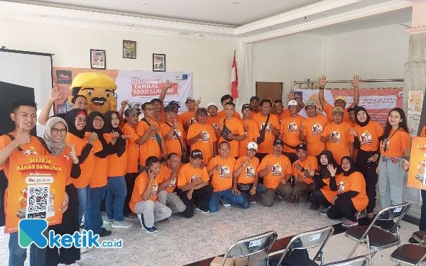 Foto GoCement bersama para warga kelurahan Babatan.(Foto: Husni Habib/Ketik.co.id)