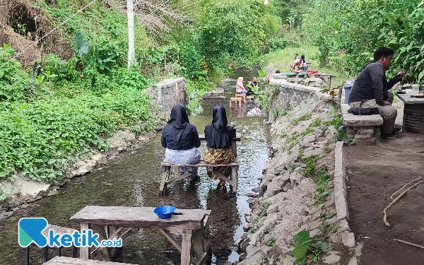 Foto Bantaran sungai, tempat ngopi dengan sensasi aliran sungai mengalir, Sabtu (11/11/2023) (foto: Rizky/ketik.co.id)