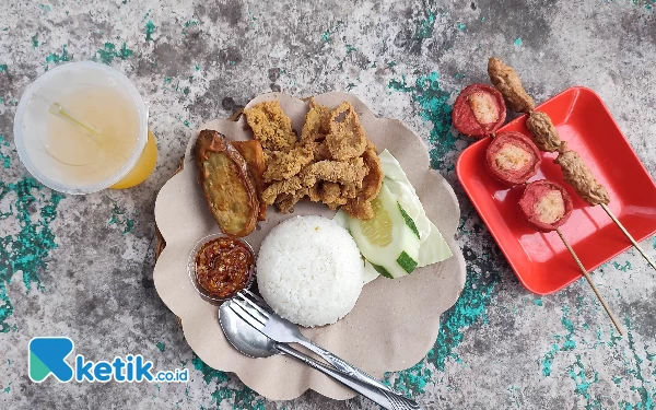 Foto Menu Favorit, Nasi Kulit Ayam Crispy dengan Tusukan Sosis dan Es Milky Orange, Rabu(11/11/2023) (foto: Rizky/ketik.co.id)