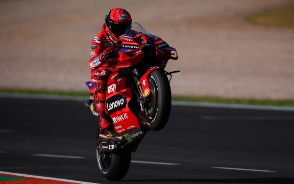 Foto Francesco Bagnaia merayakan gelar juara dunia MotoGP 2023 di GP Valencia (26/11/2023). (Foto: ESPN )