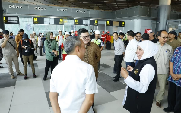 Foto Dalamntinjuan langsung Gubernur Jatim Khofifah terlihat berkomunikasi dengan Bupati Kediri Hanindhito Himawan Pramana dan Direktur PT. Surya Dhoho Investama (SDhI) Maksin Arisandi, Jumat (1/12/2023). (Foto: Humas Pemprov Jatim)