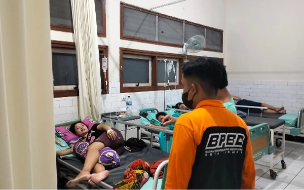 Foto Puluhan warga harus dirawat di rumah sakit usai makan daging kurban di Surabaya, Sabtu (1/7/2023). (Foto: BPBD Surabaya)