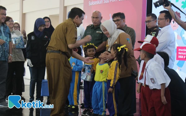 Foto Kepala Dinas Kesehatan Jawa Timur, Erwin Ashta Triyono saat memberikan imunisasi polio. (Foto: Dok. KETIK.CO.ID)
