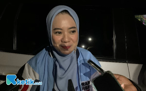 Foto Esti Nugraheni, SH, Caleg DPRD Kabupaten Blitar, saat dimintai keterangan awak media, Senin (29/1/2024) (foto: Favan/ketik.co.id)