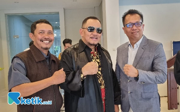 Foto Aprillia Supaliyanto (tengah) beserta dua advokat senior Yogyakarta lainnya. (Foto: Fajar Rianto / Ketik.co.id)