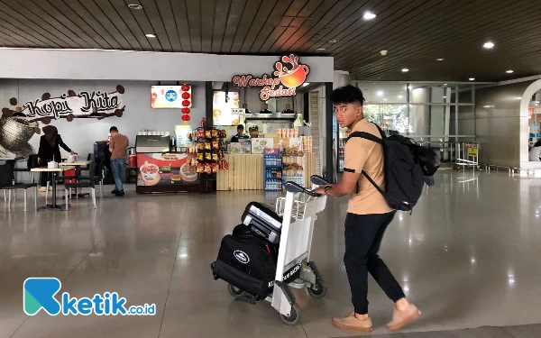 Foto Mario Aji di Bandara Juanda Surabaya sebelum terbang ke Thailand (10/2/2024) (Foto: Ketik.co.id)