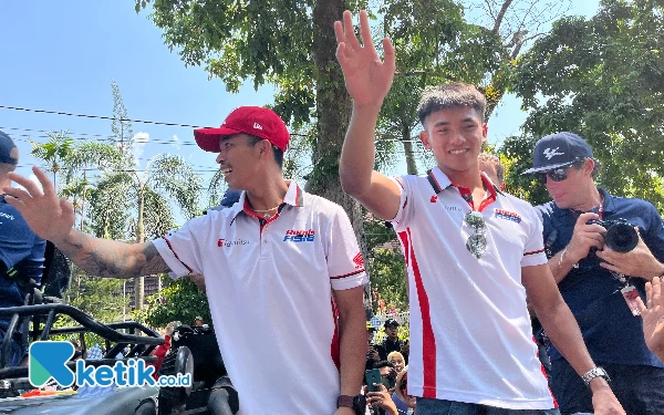 Foto Pembalap Moto2 Honda Team Asia asal Indonesia Mario Aji (kanan) bersama Somkiat Chantra saat diarak keliling kota Mataram sebelum GP Mandalika (15/10/2023) (Foto: Ketik.co.id)