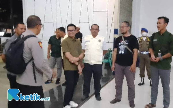 Foto Pj. Bupati Tulungagung Heru Suseno saat meninjau pendistribusian logistik Pemilu 2024 di gudang logistik PPK kecamatan Sumbergempol. (Foto : Hariya/ketik.co.id)