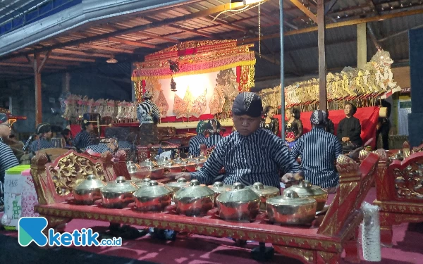 Foto Pagelaran wayang kulit semalam suntuk menghadirkan dalang Ki Sancoko Hadiprayitno, yang membawakan lakon “Pandawa Sesaji Hargo” mewarnai Labuhan Merapi 2024. (Foto: Fajar Rianto / Ketik.co.id)