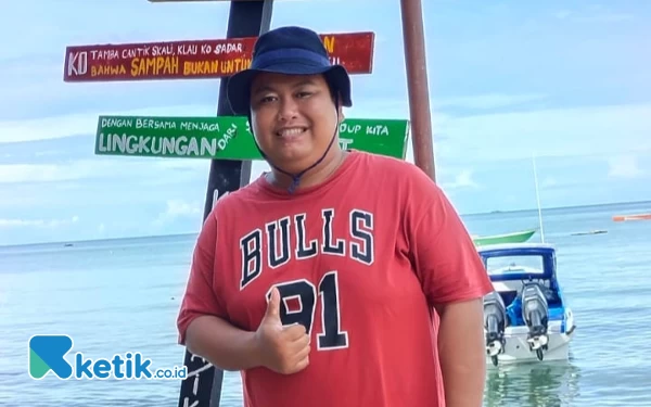 Foto Kepala UPTD Persampahan Terpadu Binsar Sitanggang S.Si, MM yang mengomandani kerja bakti massal di pantai Andaair dan Batu lobang (foto La Jen)