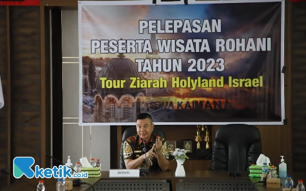 Foto Bupati Freddy Thie saat memberikan arahan kepada peserta wisata rohani di ruang rapat kantor Bupati (foto Humas Pemkab Kaimana)