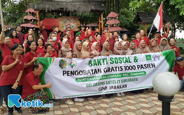 Foto Seluruh tim acara bakti sosial dan pengobatan gratis berfoto  bersama usai acara. (Foto : Hariya/ketik.co.id)