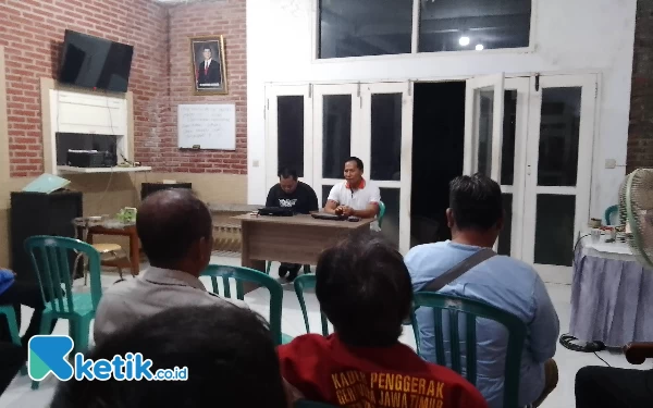Foto Ahmad Baharudin Ketua DPC partai Gerindra Kabupaten Tulungagung saat memberikan sambutan di acara sosialisasi kepada Korcam tim pemenangan Pemilu 2024 di Kantor Partai  Gerindra di dampingi sekertaris Partai Gerindra Sumarsono Efendi yang merupakan caleg DPRD Kabupaten Tulungagung. (Foto : Hariya/ketik.co.id)