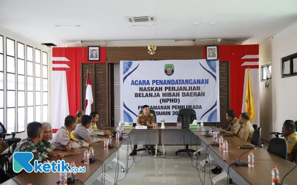 Foto Bupati Freddy Thie saat rapat dengan penandatanganan NHPD Pengamanan Pemilukada di ruang rapat kantor Bupati Kaimana (foto Humas Pemkab Kaimana)