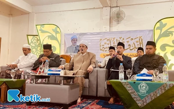 Foto Prof. Dr. Muhammad Salim Abu Ashi Al-Azhari Al- Hanafi saat memberikan kuliah umum di terjemahkan oleh Muhammad Nauwwaf (29/02/2024)(Foto Ahmad Istihar/Ketik.co.id)