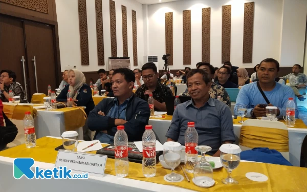 Foto Para saksi sangat antusias mengikuti jalanya pleno KPUD hingga tengah malam.  (foto:sutejo / ketik.co.id)
