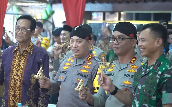 Foto Pembukaan acara Wiwitan Pasa 2024 ditandai secara simbolis dengan memainkan alat musik othok-othok dan calung angklung. (Foto: Bid Humas Polda DIY / Ketik.co.id)