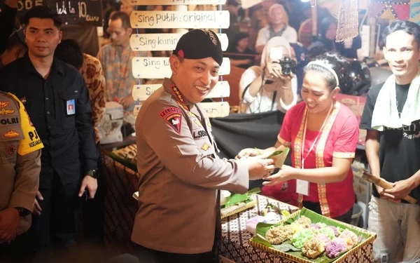 Foto Kapolri Jenderal Polisi Drs Listyo Sigit  Prabowo, M.Si, saat berada di depan salahsatu tenant makanan. (Foto: Bid Humas Polda DIY / Ketik.co.id)