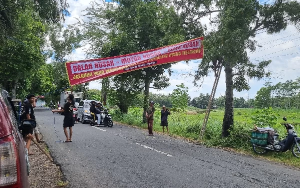 Foto Sejumlah warga saat memasang spanduk sebagai bentuk aksi protes mereka. (Foto: Fajar Rianto / Ketik.co.id)
