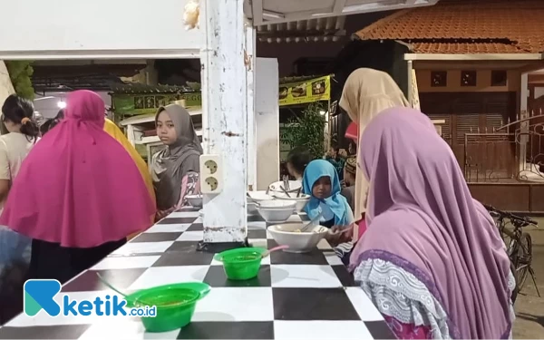 Foto Masyarakat langsung menyerbu bakso gratis yang dibagikan Ansori, Kamis (21/3/2024). (Foto: Khaesar/Ketik.co.id)