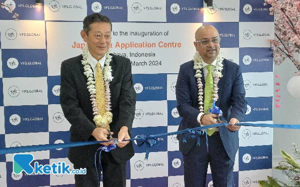 Foto Japan Visa Application Canter (JVAC) Surabaya mulai diresmikan langsung oleh Konsulat Jendral (Konjen) Jepang Takeyama Kenichi dan Kaushik Ghosh, Head Australasia VFS Global, Kamis (28/3/2024). (Foto: Khaesar/Ketik.co.id)