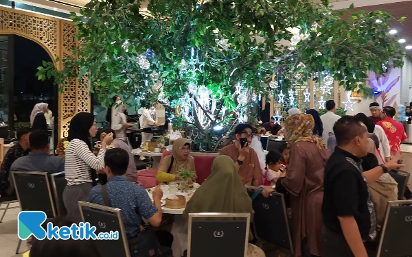 Foto Suasana berbuka di Leedon Hotel yang selalu ramai, (Foto: Husni Habib/Ketik.co.id)