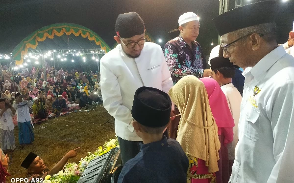 Foto Bupati Fauzi serahkan Santunan ke Anak Yatim