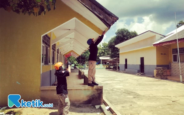 Foto Tim asesmen dari relawan SRPB Jatim saat melakukan pendataan kerusakan sekolah di desa  Gelam Kec. Tambak.  (foto:Sutejo / ketik.co.id)