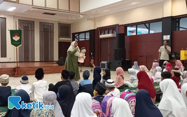 Foto Serunya mendongeng bersama Kak Nobhita dan Chika di acara bukber bersama anak yatim (Foto: Fatimah/Ketik.co.id)