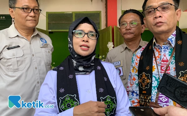 Foto Mak Rini saat memberikan keterangan pada media, Rabu (8/5/2024) (foto: Favan/ketik.co.id)