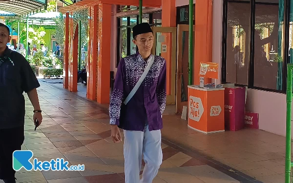 Foto Moch Abdul Aziz menjadi jemaah haji termuda dari Bojonegoro, Sabtu (11/5/2024). (Foto: Khaesar/Ketik.co.id)