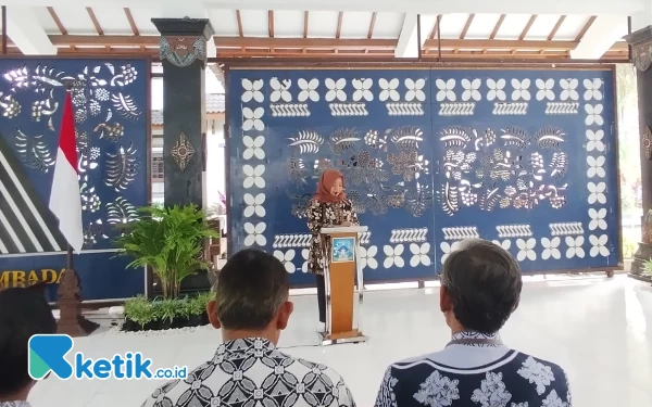 Foto Bupati Sleman Kustini saat memberikan arahan pada ASN dan Non ASN di Rumdin Bupati Sleman,Jumat (5/4/2024) yang akhirnya menyatakan akan maju lagi menjadi Bupati kedua kali dan minta dibantu. (Foto: Istimewa)