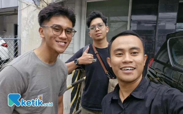 Foto Mario Aji bersama jurnalis Ketik.co.id Naufal Ardiansyah setiba di Jakarta, Selasa (14/5/2024). (Foto: Naufal Ardiansyah/Ketik.co.id)