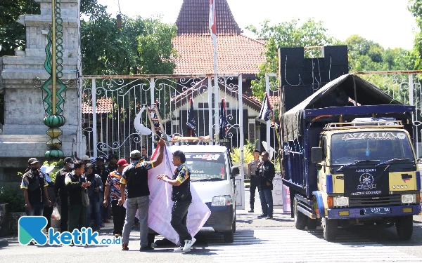 Foto Perwakilan warga yang berunjuk rasa di Pendapa Delta Wibawa. Namun, mereka kemudian pindah ke kantor Pemkab Sidoarjo. (Foto: Fathur Roziq/Ketik.co.id)
