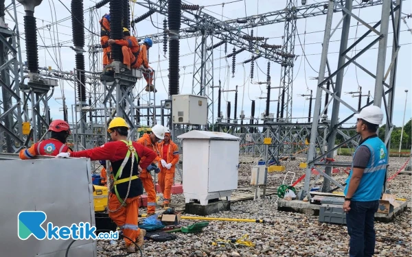 Foto Teknisi PLN ULP Blangpidie sedang melakukan pemeliharaan GI Blangpidie dan reconnecting trafo daya 2. (Ketik.co.id)